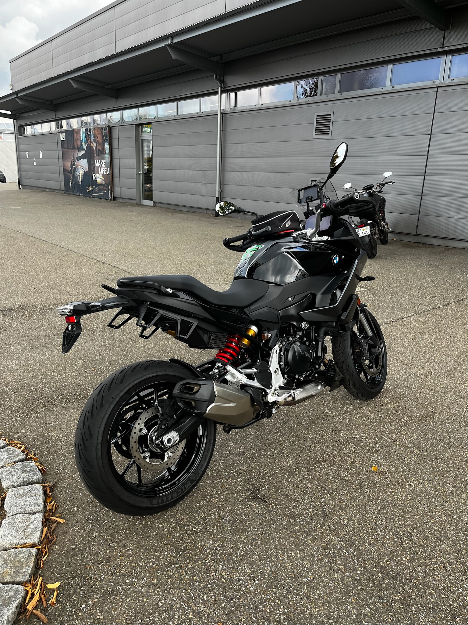 BMW Motorrad - F 900 XR mit niedriger Sitzbank