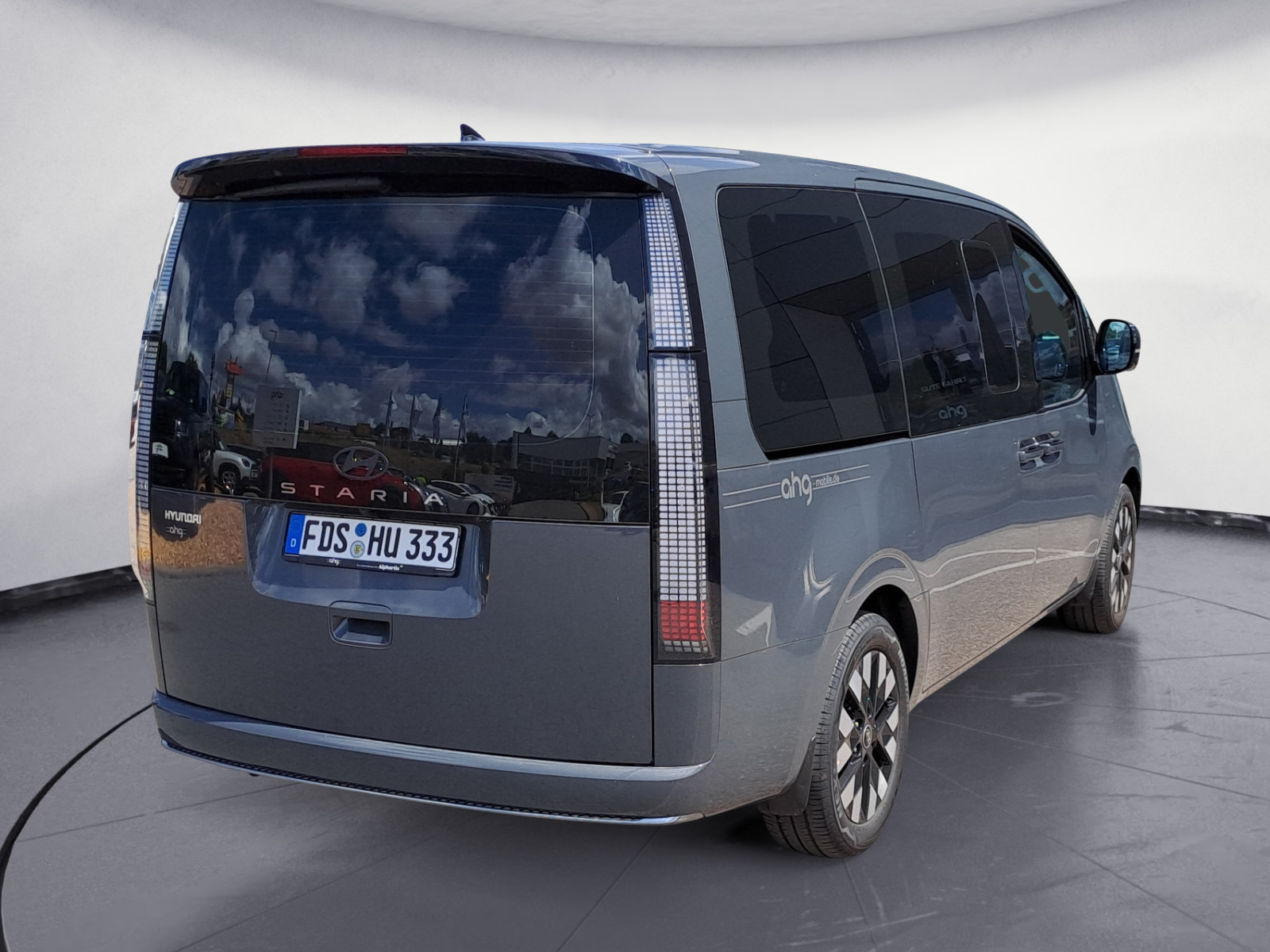 Hyundai - Staria 1.6 T-GDI Hybrid Signature