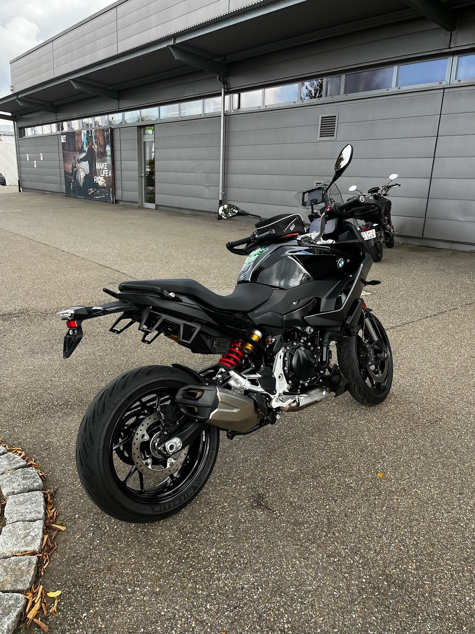 BMW Motorrad - F 900 XR mit niedriger Sitzbank
