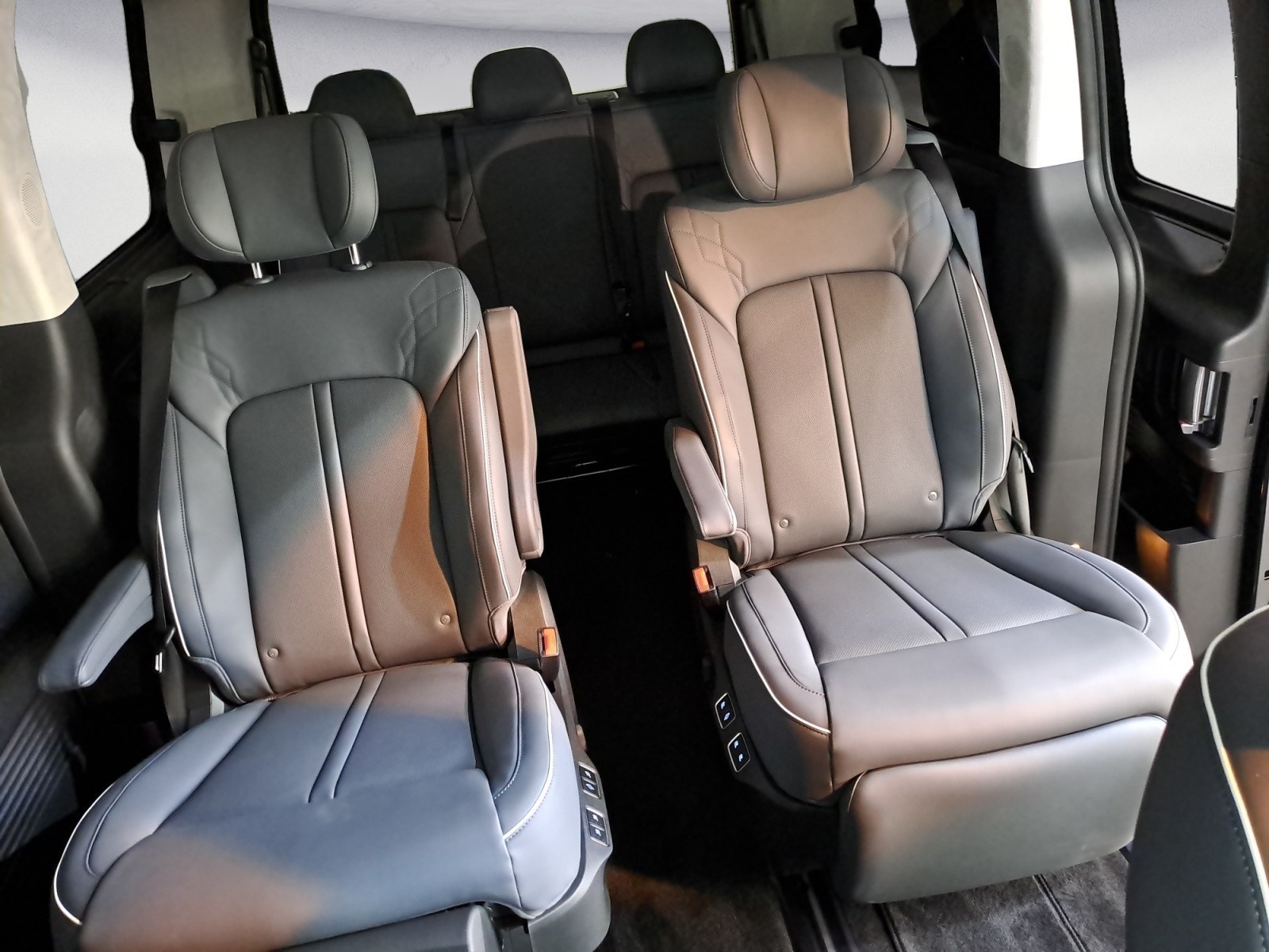 Hyundai - Staria 1.6 T-GDI Hybrid Signature