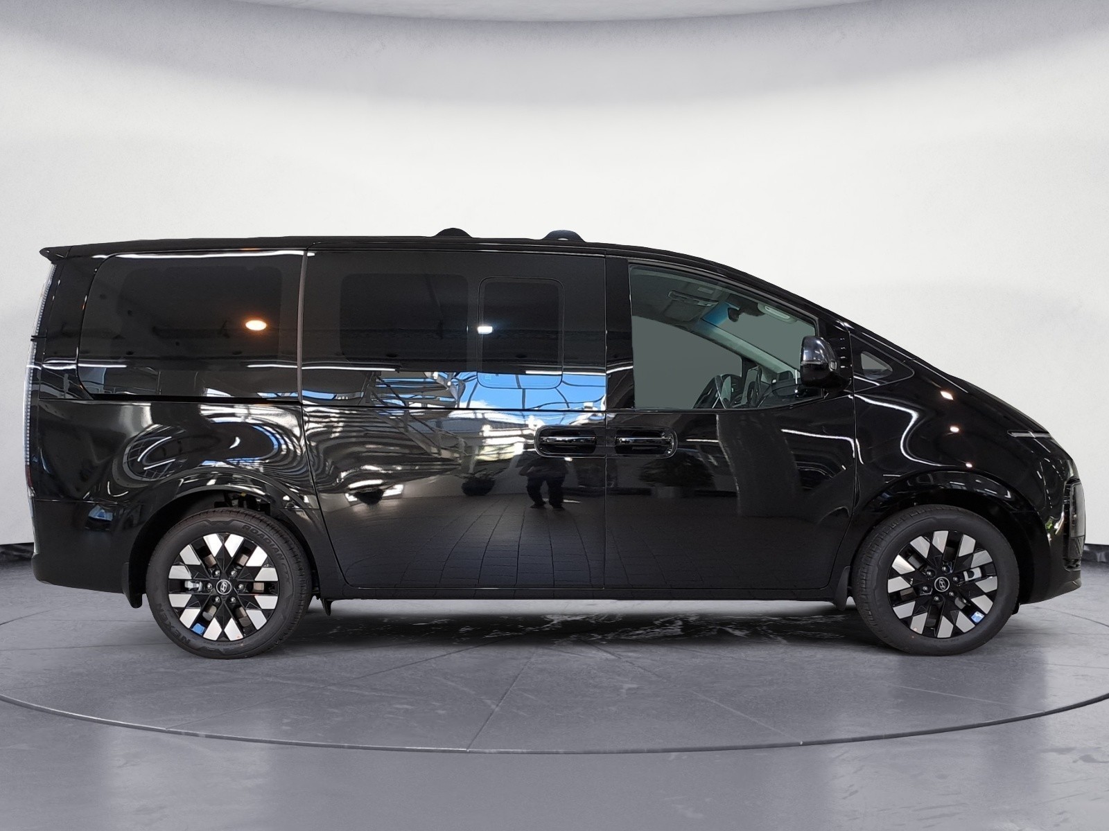 Hyundai - Staria 1.6 T-GDI Hybrid Signature