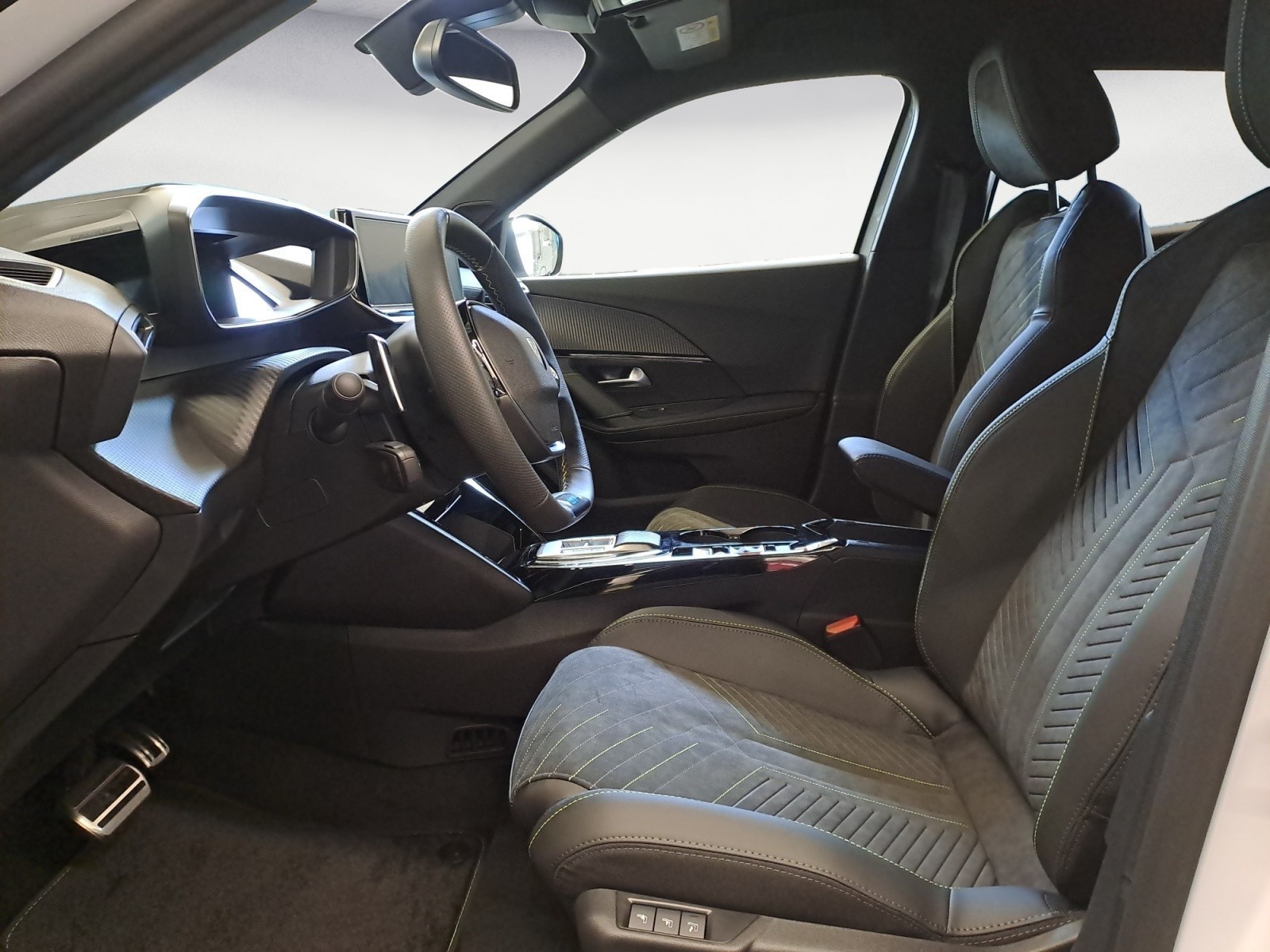 Peugeot - 2008 GT HYBRID 136 e-DSC6