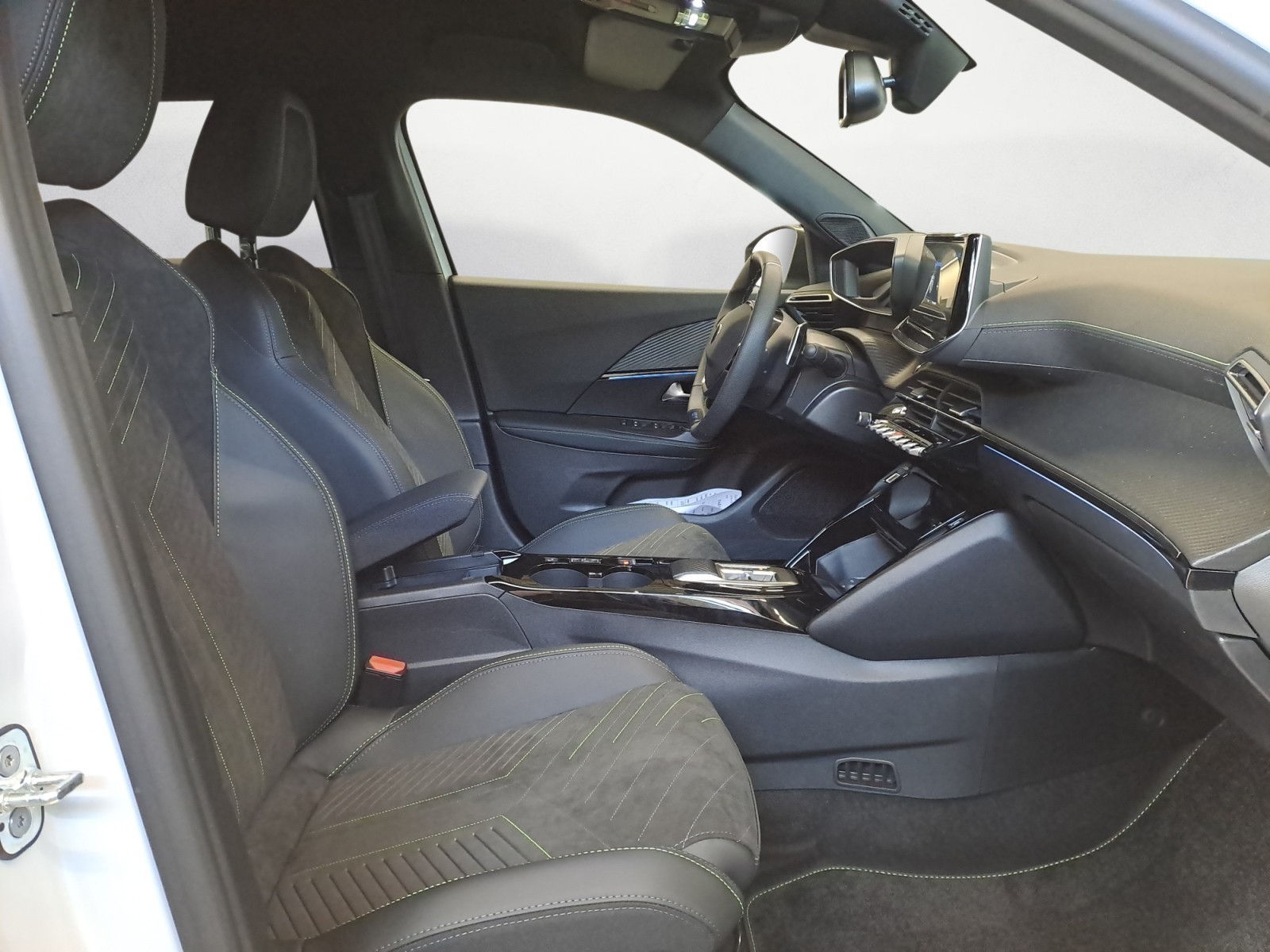 Peugeot - 2008 GT HYBRID 136 e-DSC6