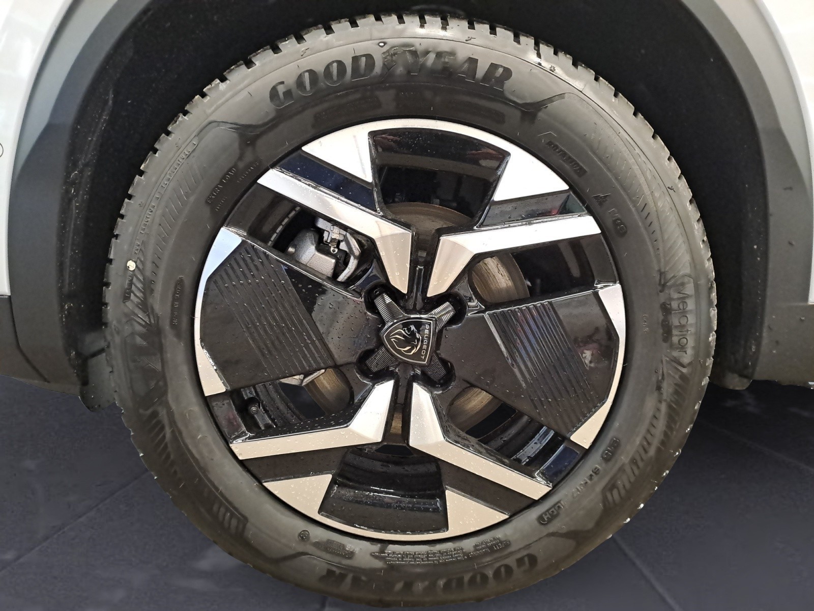 Peugeot - 2008 GT HYBRID 136 e-DSC6