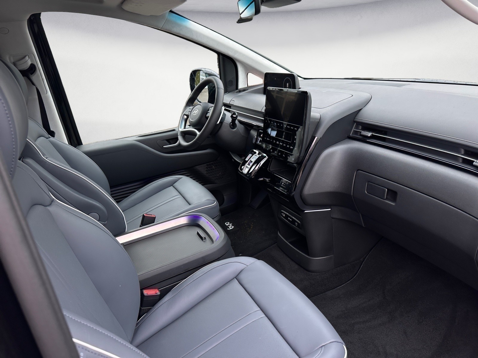 Hyundai - STARIA 7-Sitzer HEV Signature