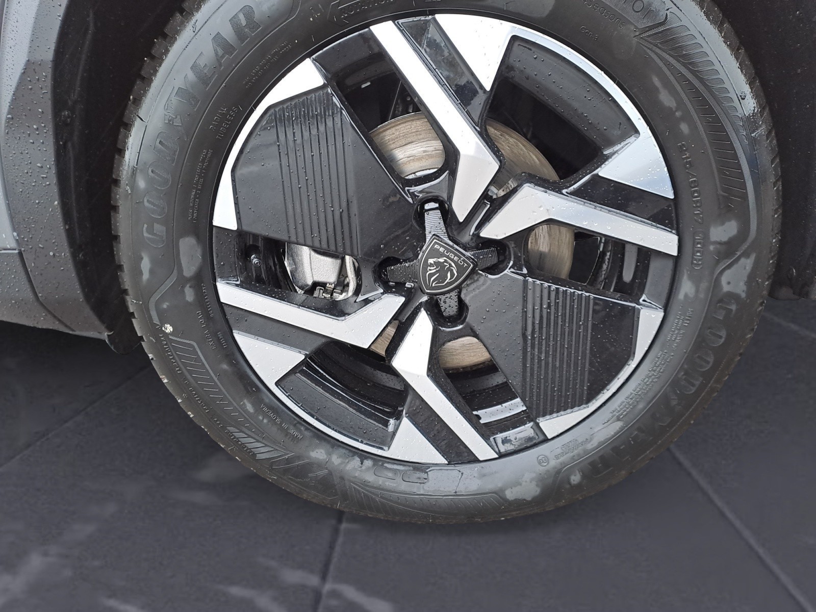 Peugeot - 2008 GT HYBRID 136 e-DSC6