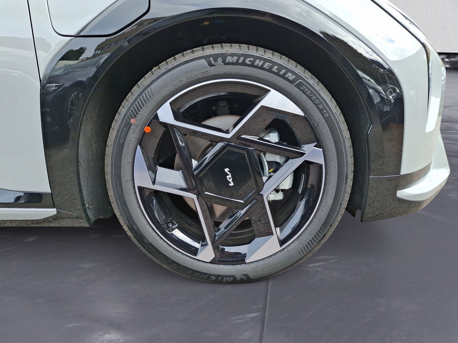 Kia - EV4 Hatchback 81 GTL FWD DWP/