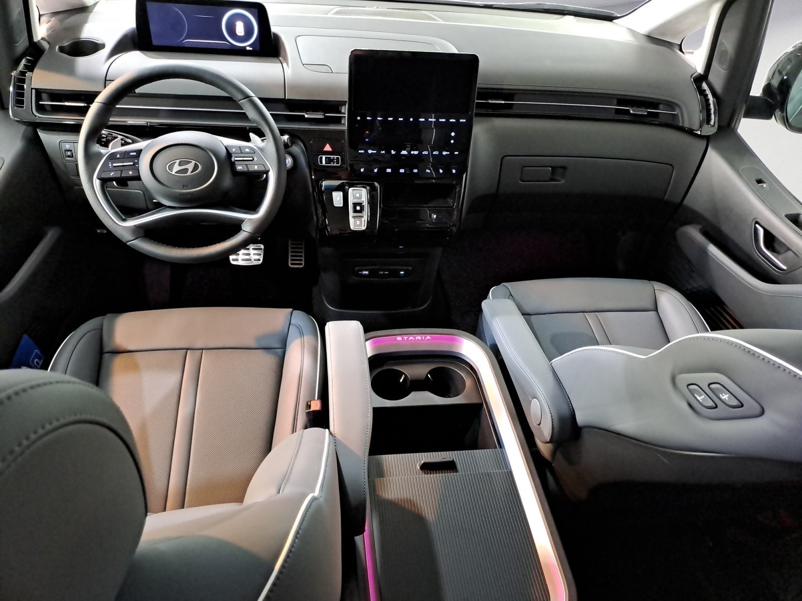 Hyundai - Staria 1.6 T-GDI Hybrid Signature