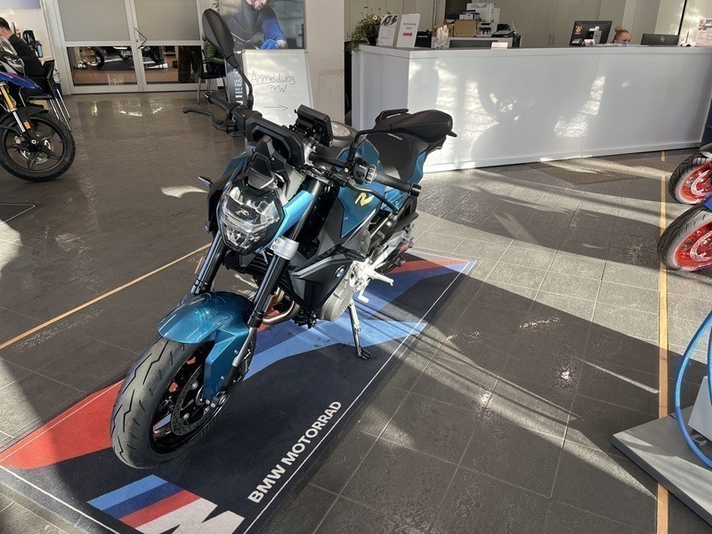 BMW Motorrad - F 900 R sofort verfügbar