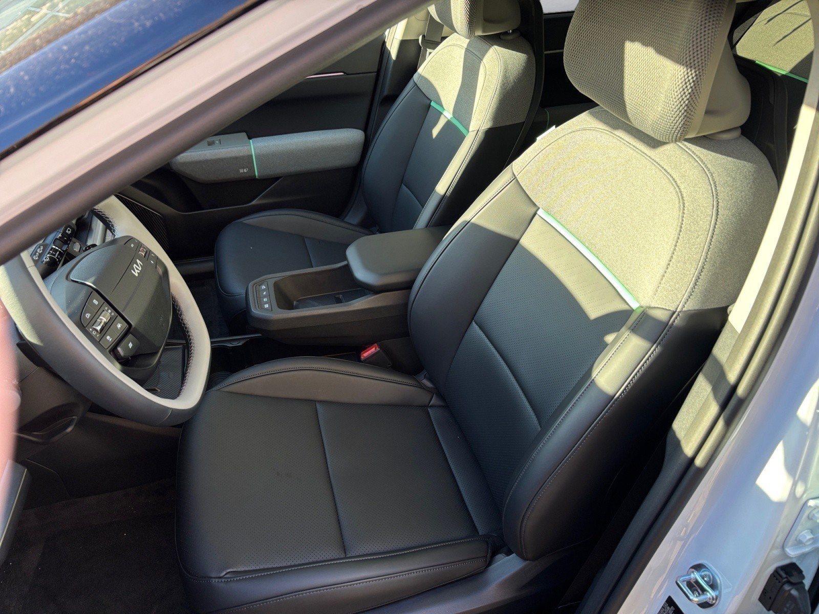 Kia - EV4 Hatchback 81 EARTH FWD