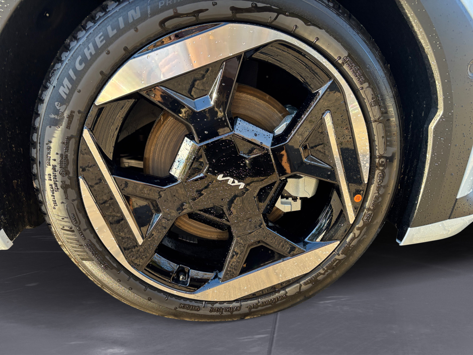 Kia - EV4 Hatchback 81 EARTH FWD