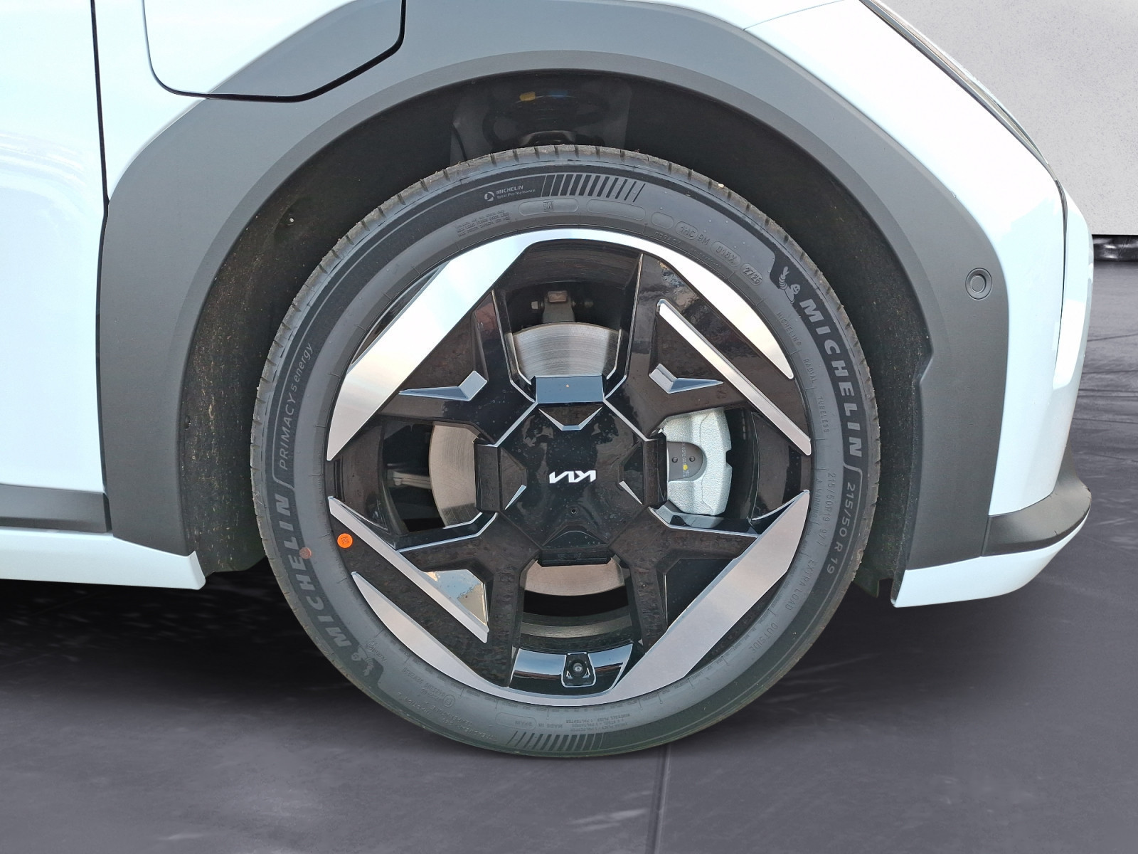 Kia - EV4 Hatchback 81 EARTH FWD