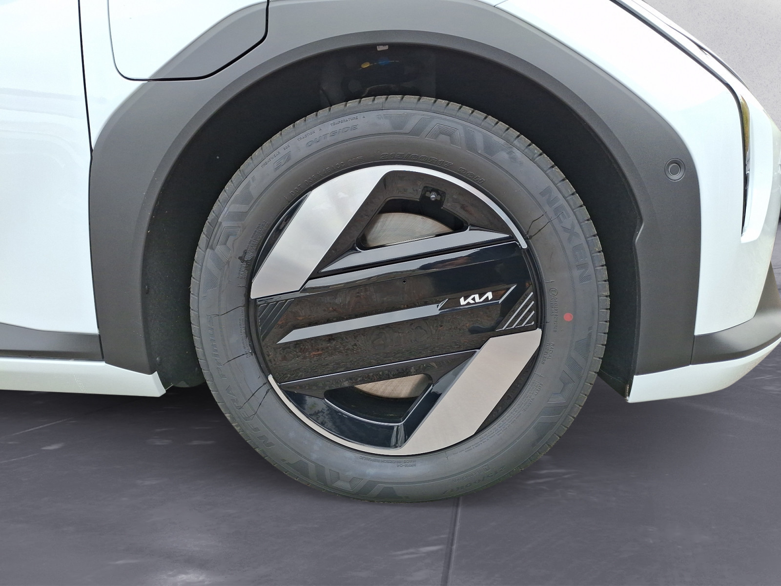 Kia - EV4 Hatchback 81 EARTH FWD