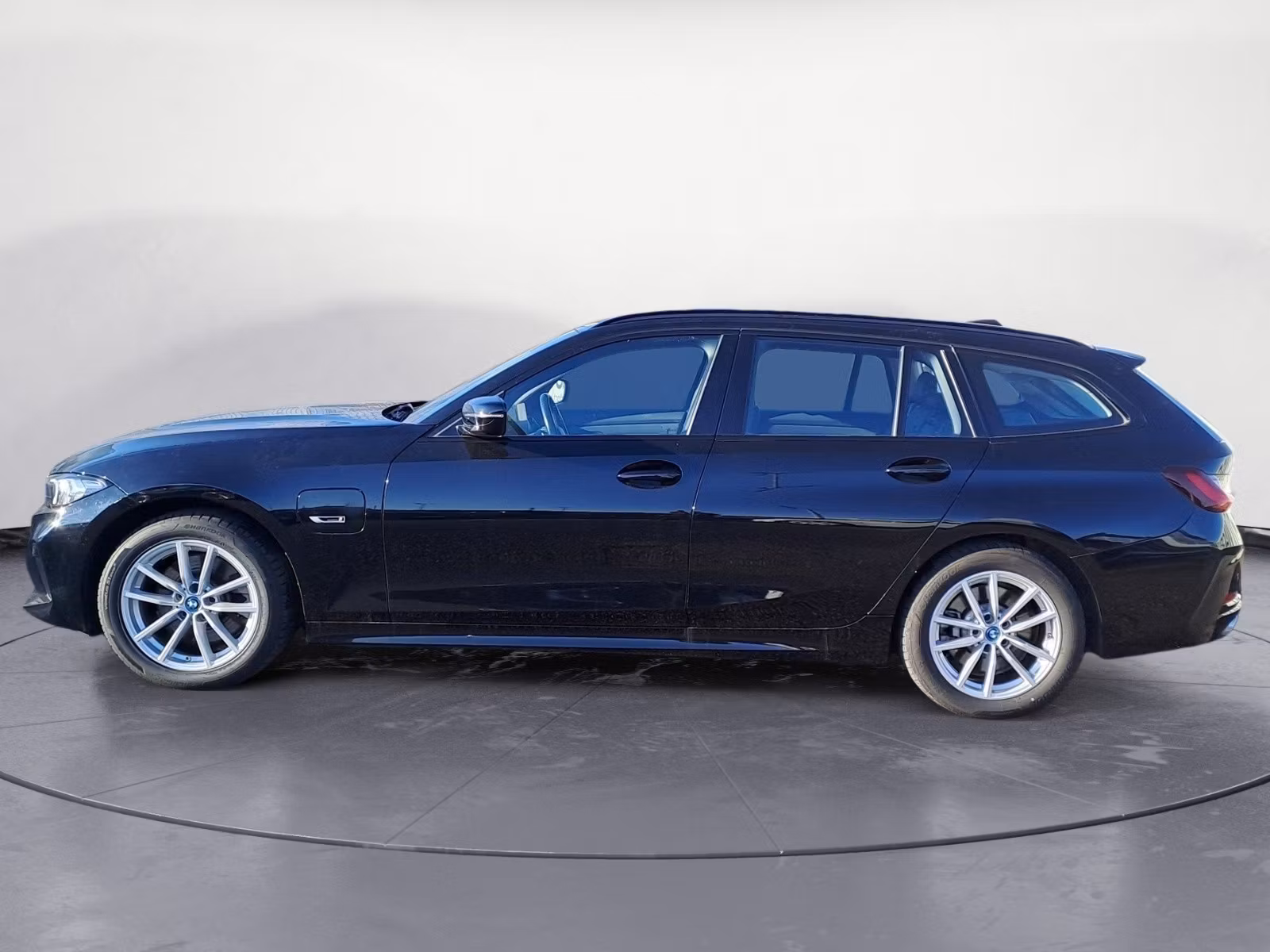BMW - 330e xDrive Touring Automatic