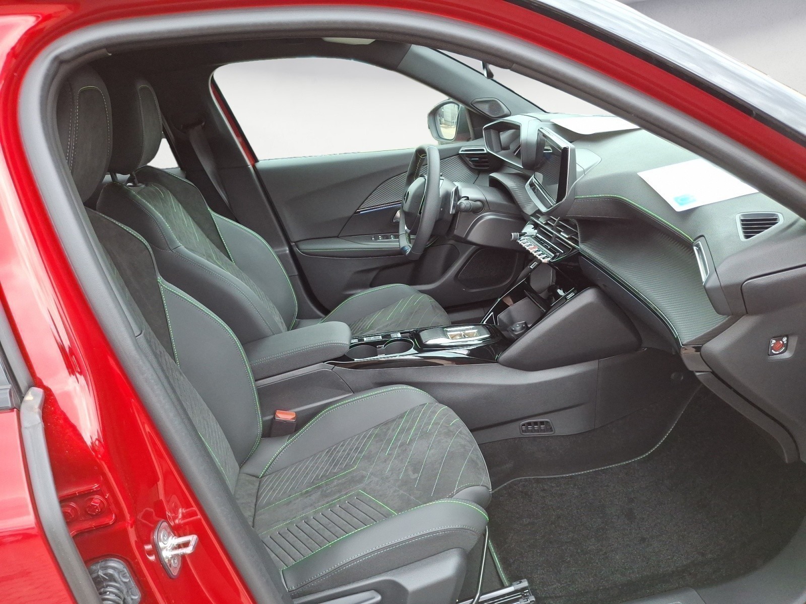 Peugeot - 2008 GT HYBRID 136 e-DSC6